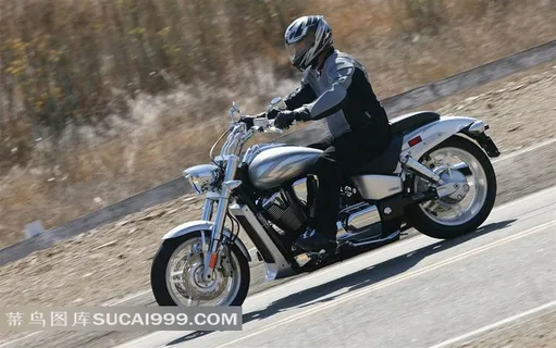 驾驶本田VTX1800摩托车的男人