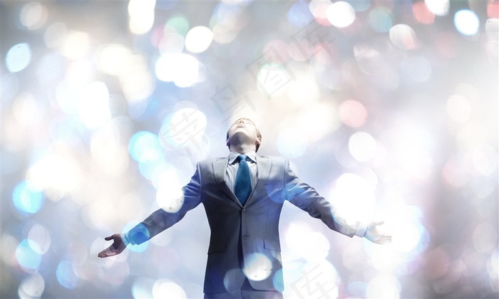 一个穿西装的男人图片