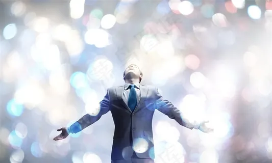 一个穿西装的男人图片