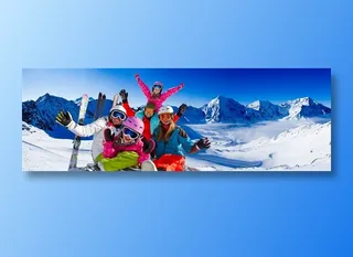 雪山上滑雪的一家人高清图片