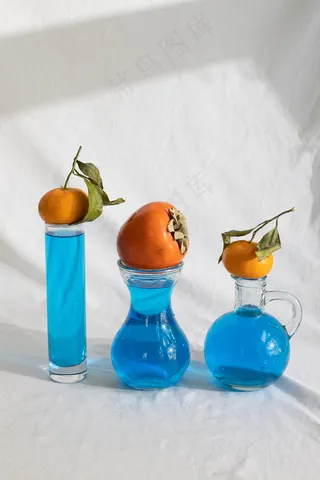 清爽夏季果汁饮品摄影照片