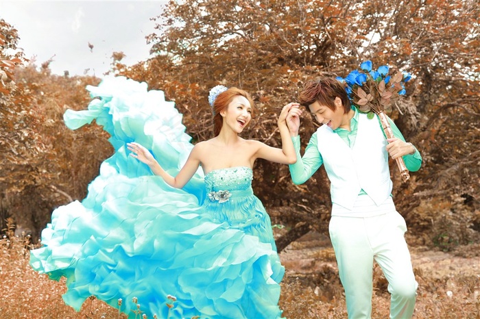 幸福恋人郊野婚纱外拍摄影特写