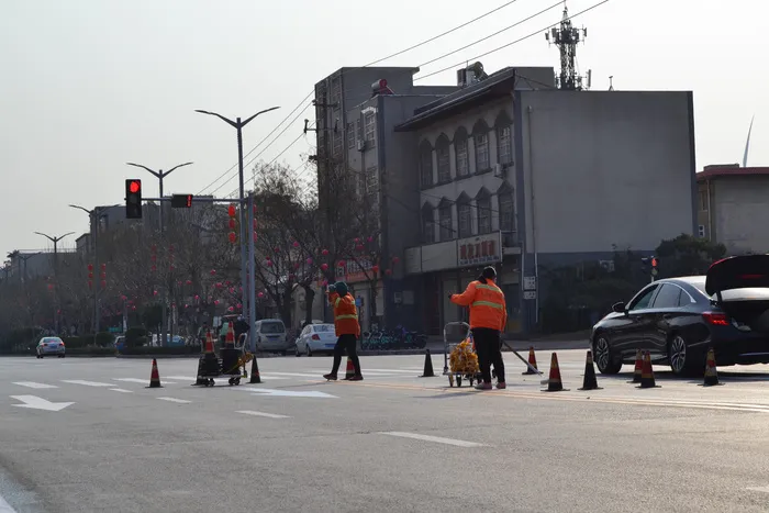 环卫工人修马路