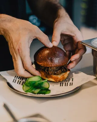 黄色美味汉堡摄影素材