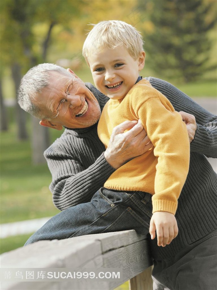 祖孙户外玩耍温馨特写
