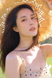 超清清纯吊带气质美女户外写真图片