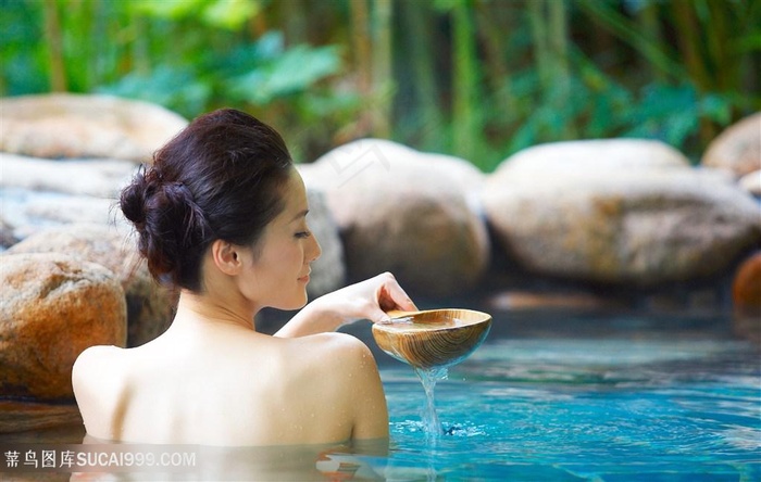 美女在泡温泉