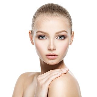 单手抚摸肩膀的美女高清摄影图