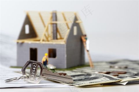 美元上面的房屋模型和钥匙高清