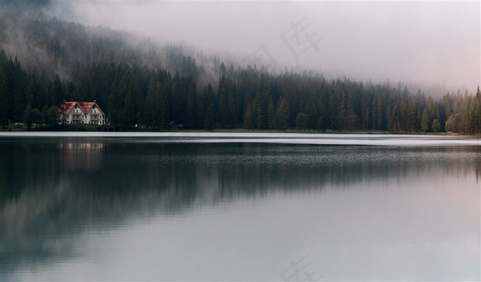 湖边森林小屋风景