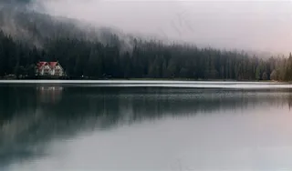 湖边森林小屋风景