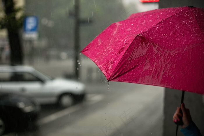 下雨打伞伤感图片