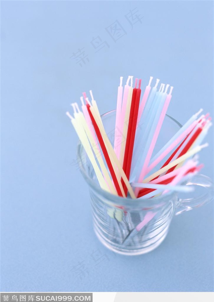 放在透明玻璃杯里的彩色小蜡烛