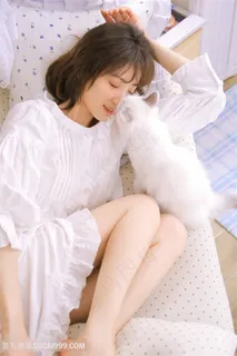 躺在沙发上的美女与猫图片