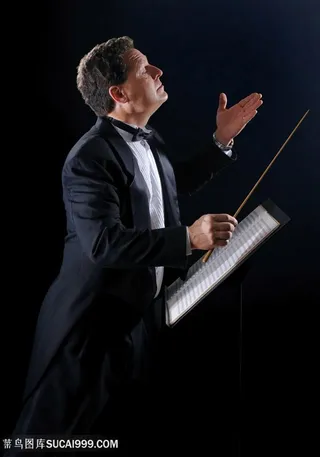 沉浸在音乐中的指挥家手势图片