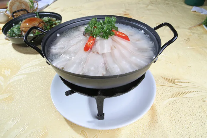 5锅仔酸菜白肉 小蜜蜂