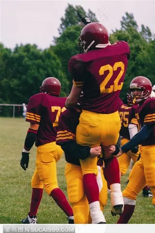 队员战胜而归的背影