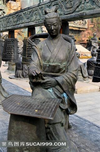 下棋的古代女人雕塑