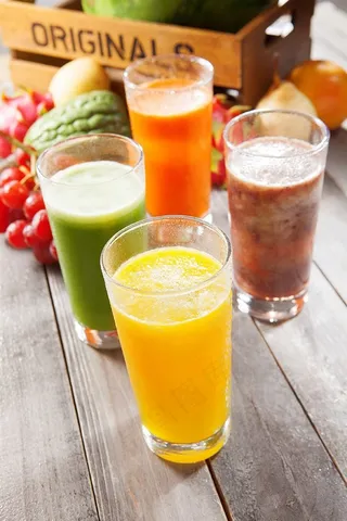 木板上的鲜榨健康营养橙汁胡萝卜汁