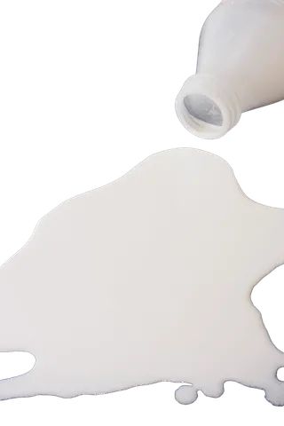 牛奶瓶,一滩牛奶,翻倒,食物,饮料,牛奶,乳品,乳制品,白色免扣元素