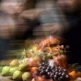 美食寿司水果烤肉拼盘蔬菜，朦胧摄影质感摄影图