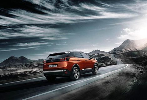 高档汽车行驶在公路上体现质感奢华高档速度感