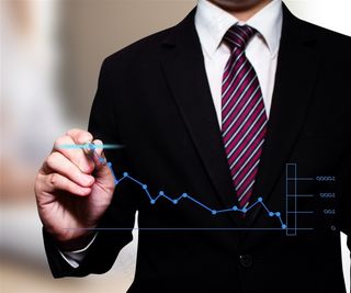 穿西装的男人在画点线图表