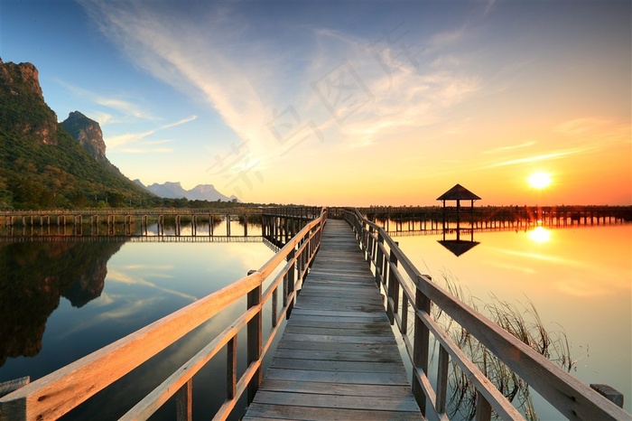 高清海上木桥凉亭风景图片