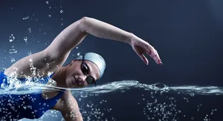 游泳的运动女性高清图片