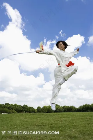 草地上练剑的功夫女孩