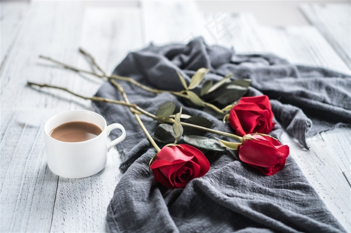 三朵玫瑰与咖啡