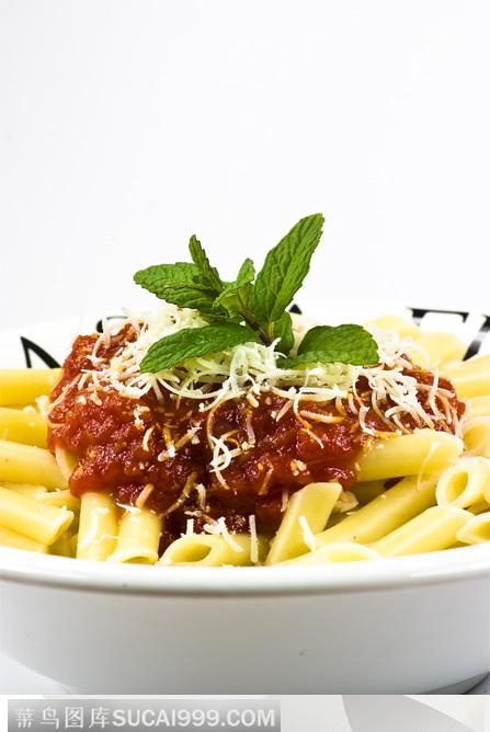 意大利肉酱通心粉加薄荷叶特写