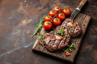 西餐美食牛肉羊肉烤肉扒类番茄食品摄影图