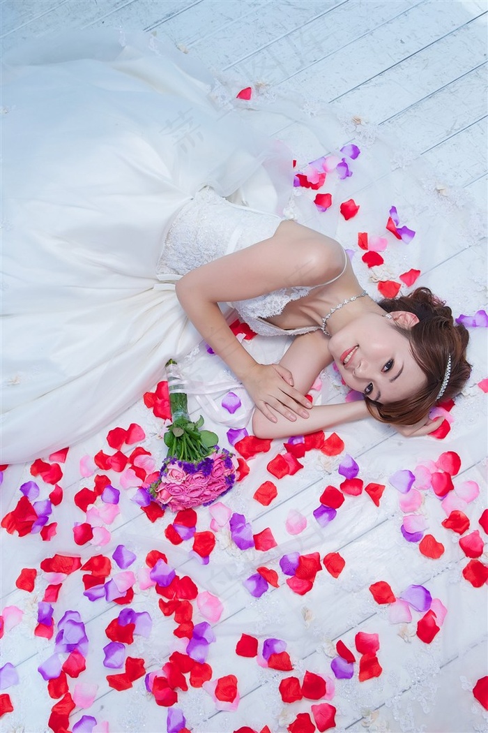 白色婚纱美女新娘玫瑰花瓣写真图片