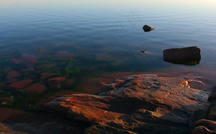 海水中浮现的礁石