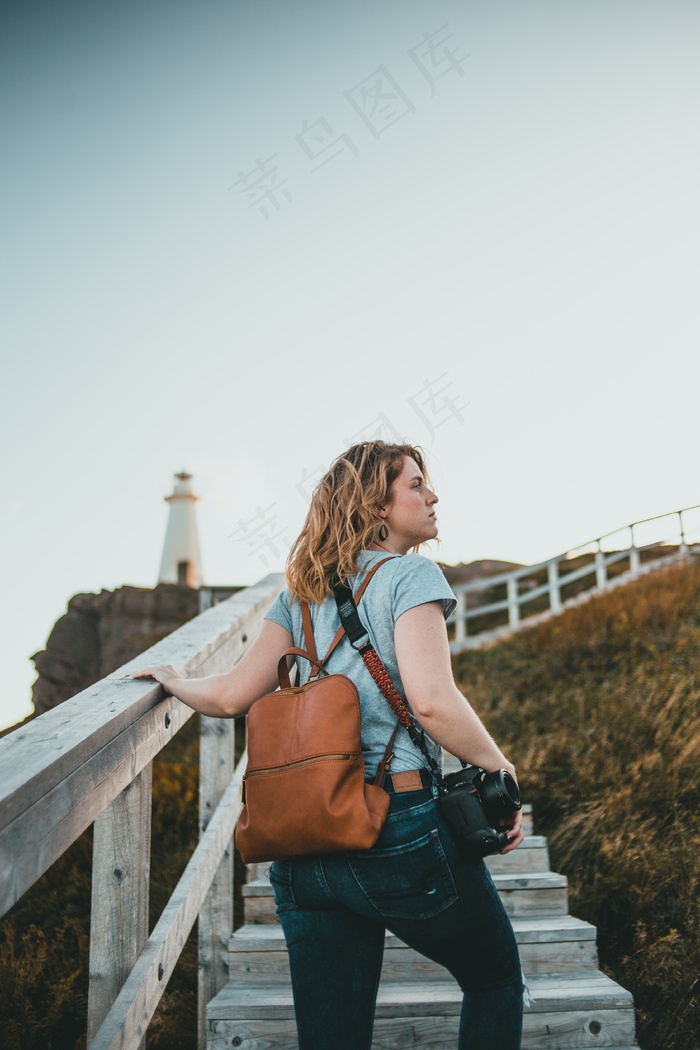 户外旅拍摄影师美女图片