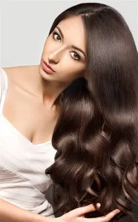 展示红色秀发的亚洲美女