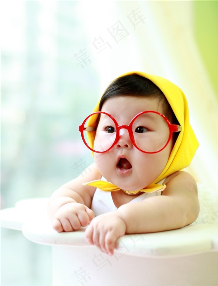 戴着眼睛框的可爱幼儿