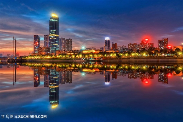 夕阳下武汉汉江边城市夜景图片