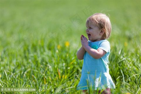 草坪上欢快鼓掌宝宝