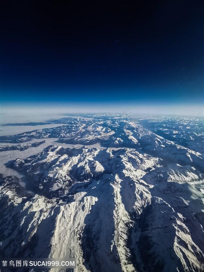 高空俯瞰山脉山峰