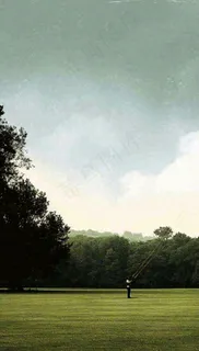 天空白云下的草坪放风筝，简约踏青春天摄影图