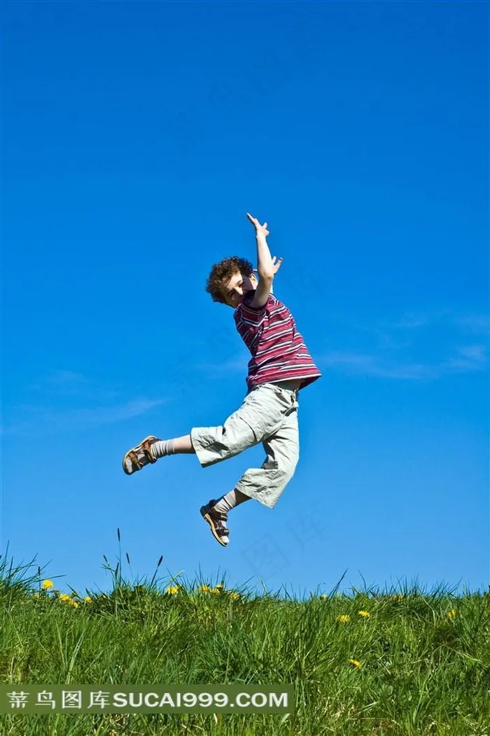 草地跳跃的小孩