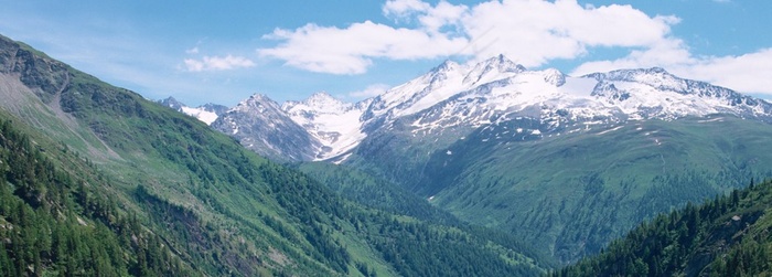 青山外的雪山图片