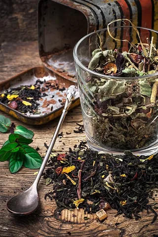 木板上的杯子和茶叶