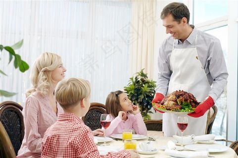 用餐的幸福家庭