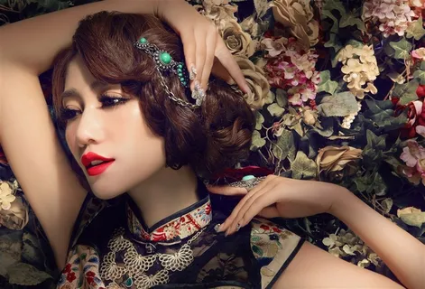 静距离旗袍模特上身图