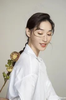 国内女星张馨比白色衬衣写真图片