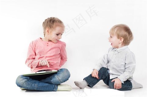 两个坐着的金发儿童