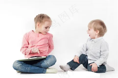 两个坐着的金发儿童